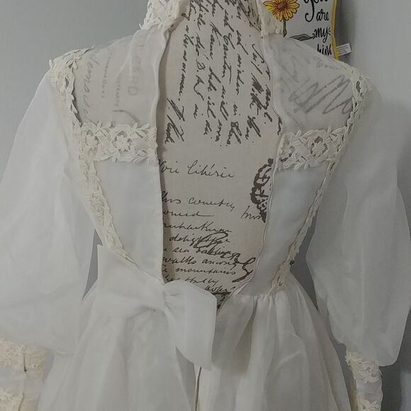 My mother's vintage Bohemian 1960's wedding gown long sleeves and lace - Picture 5 of 14